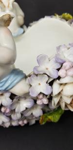 Un panier en porcelaine à décor de fleurs en relief...