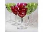 Six verres à vin en cristal taillé vert et rouge...