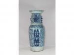 Un vase en porcelaine bleue et blanche- à décor de...