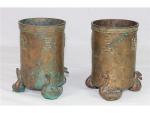 Une paire de vases cylindriques en bronze reposant sur trois...