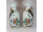 Une paire de vases en porcelaine à décor polychrome de...
