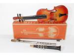 Un violon jouet en tôle peinte L : 45 cm,...