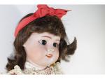 Une poupée S.F.B.J. "60" PARIS - tête porcelaine - yeux...