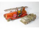 2 jouets : C.R. camion de pompiers en tôle lithographiée...