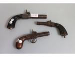 Trois pistolets de voyage à percussion - époque XIXème -...