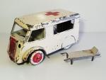 JAN VINOT (France, v.1945-50) ambulance en tôle, avec son brancard,...