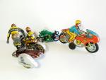 3 motos jouets : Tippco side-car mécanique, L : 20cm, épave corrodée...