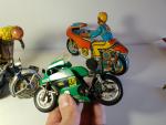3 motos jouets : Tippco side-car mécanique, L : 20cm, épave corrodée...