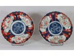 Une paire d'assiettes en porcelaine à décor IMARI - JAPON...