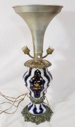 Une lampe en porcelaine à décor floral doré sur réserve...