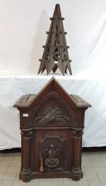 Un tabernacle en chêne sculpté à décor de germes de...