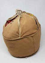 Un parachute dans son sac - daté 18 mai 1944...