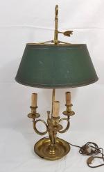 Une lampe bouillotte en bronze - abat-jour en tôle peinte...