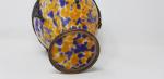 Un vase "berlingot" à décor tacheté orange et violet sur...