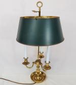 Une lampe bouillotte à trois bras de lumière en bronze...