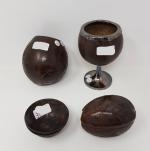 Un lot d'objets en noix de coco sculptée comprenant :...