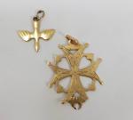 Un pendentif croix huguenote en or jaune à restaurer -...
