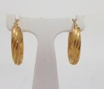 Une paire de boucles d'oreilles créoles torsadées en or jaune...