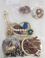 Un lot divers bijoux fantaisie : collier, bracelets, boucles d'oreilles
