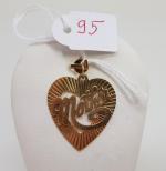 Un pendentif coeur gravé "Mother" en or 14Kt - Poids...