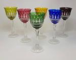 Un ensemble de six verres en cristal taillé de couleur...