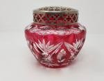 VAL SAINT LAMBERT - Un pique-fleur en cristal taillé rouge...