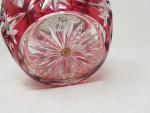 VAL SAINT LAMBERT - Un pique-fleur en cristal taillé rouge...