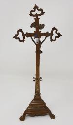 Un crucifix en bronze - époque XVIIeme - H :...