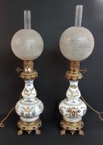 Une paire de lampes en faïence à décor raphaëlesque sur...