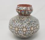 GERBINO - un vase à col resserré en poterie vernissée...