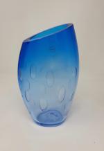 SALVIATI Venise "Blue Water" - un vase en cristal bullé...