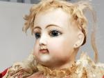Une poupée parisienne attribuée à JUMEAU, corps en cuir, tête...