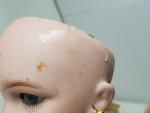 Une poupée à tête de porcelaine, marquée « DEP »...