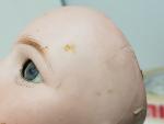 Une poupée à tête de porcelaine, marquée « DEP »...