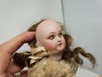 Une petite poupée mignonette à tête de porcelaine, marquée «...