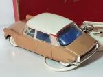 GéGé (Montbrizon, 1959) Citroën DS19 filoguidée , marron/toit ivoire, L...