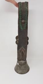 Une cloche d'alpage en bronze à décor religieux - collier...