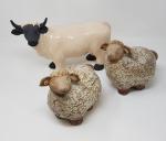 Une vache et deux moutons décoratifs en céramique - époque...