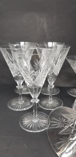 Un ensemble en cristal taillé composé de cinq verres à...