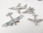 22 avions miniatures dont : 6 Dinky France après-guerre, 5...