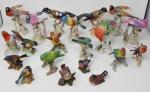 Un lot de vingt oiseaux en porcelaine polychrome et divers...
