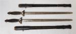 Une paire d'épées en bronze et acier gravé - Chine...