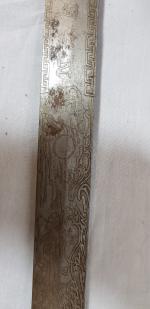 Une paire d'épées en bronze et acier gravé - Chine...