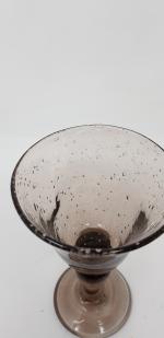 BIOT - Un ensemble en verre bullé violacé composé de...