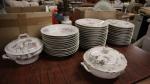 *Service de table en porcelaine comprenant 26 assiettes plates, 12...