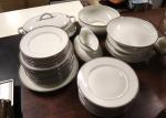 *Service de table en porcelaine comprenant 10 assiettes plates, 12...