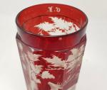 Un vase en cristal taillé  rouge et blanc -...