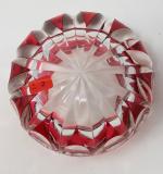 *SAINT-LOUIS - Un cendrier en cristal taillé rouge et blanc...