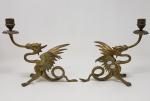Une paire de bougeoirs en bronze figurant des dragons -...