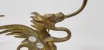 Une paire de bougeoirs en bronze figurant des dragons -...